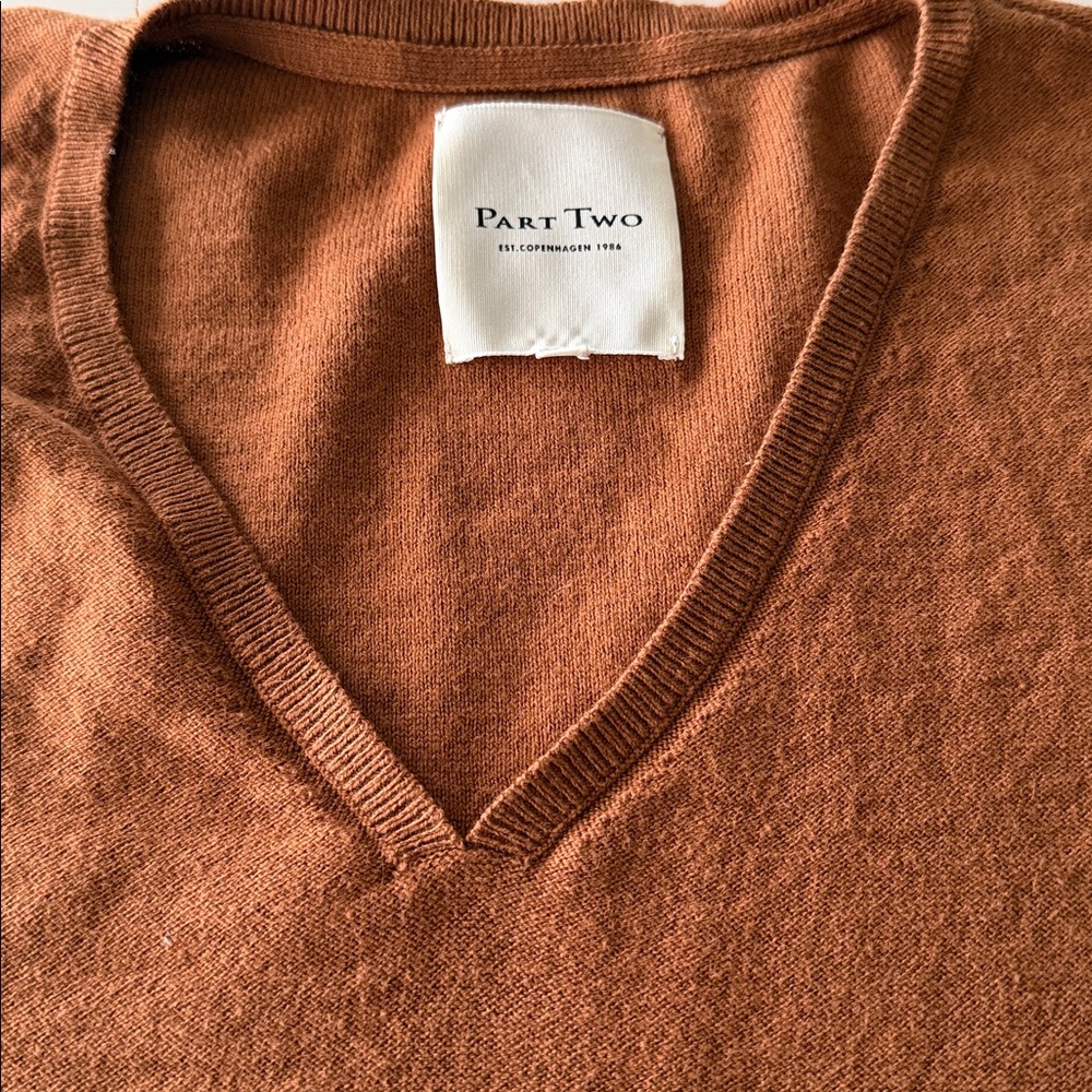 V-Neck Rustic chestnut brown Sweater - Picture 3 of 3
